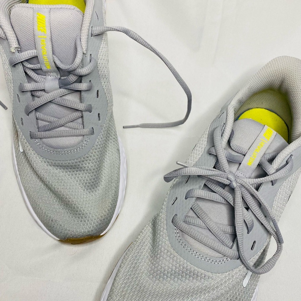 Nike Revolution 5 Wolf Grey in color